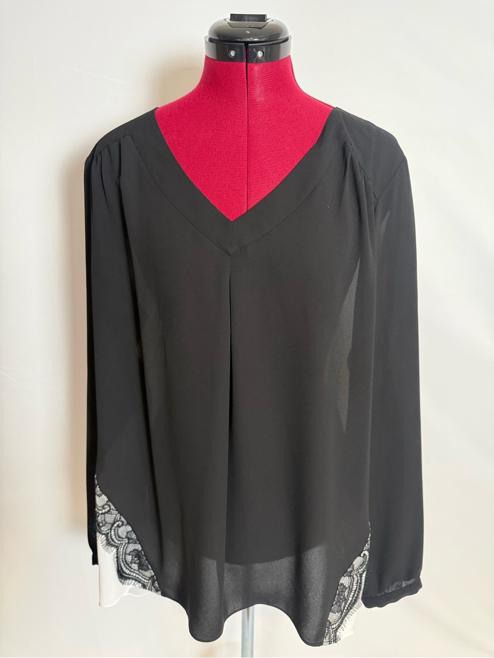 NYDJ V-Neck Long Sleeve Blouse Size XL Black & White Lace Hem Panels